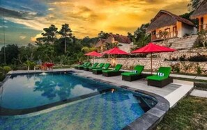 Outdoor pool, pool umbrellas, sun loungers - NG Sweet Home (Penida Island)