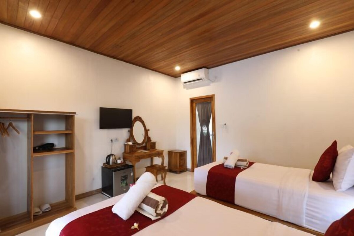 Minibar, desk, laptop workspace, free WiFi