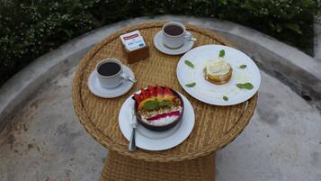 Se ofrece un desayuno continental (35000 IDR por persona)