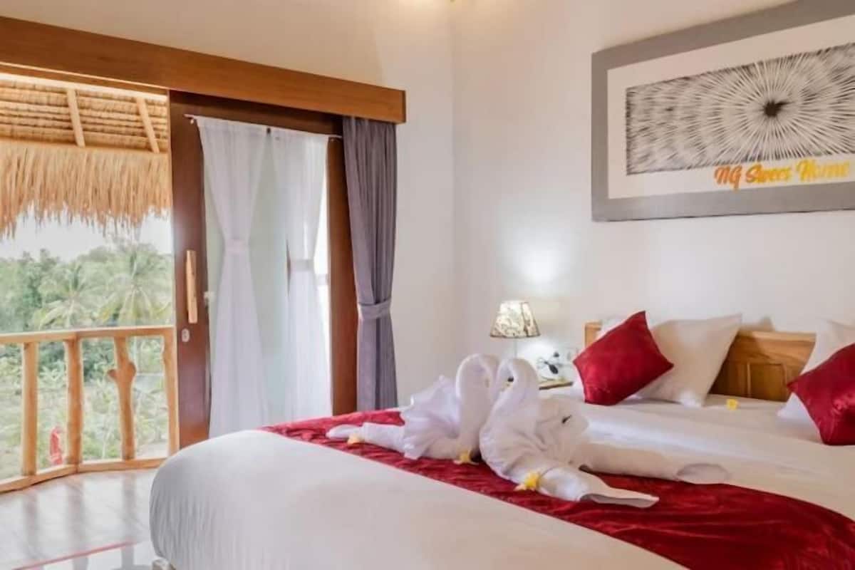 Minibar, desk, laptop workspace, free WiFi