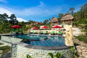 Utomhuspool, parasoller och solstolar