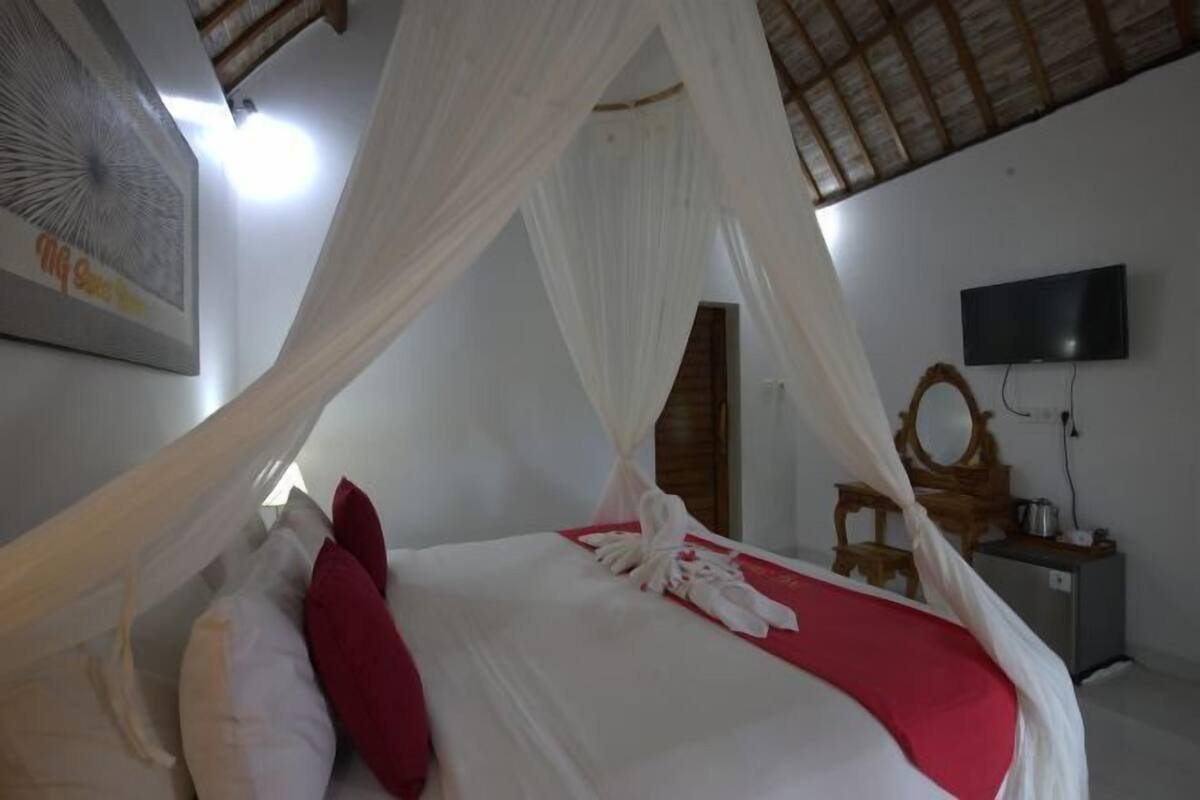 Minibar, desk, laptop workspace, free WiFi