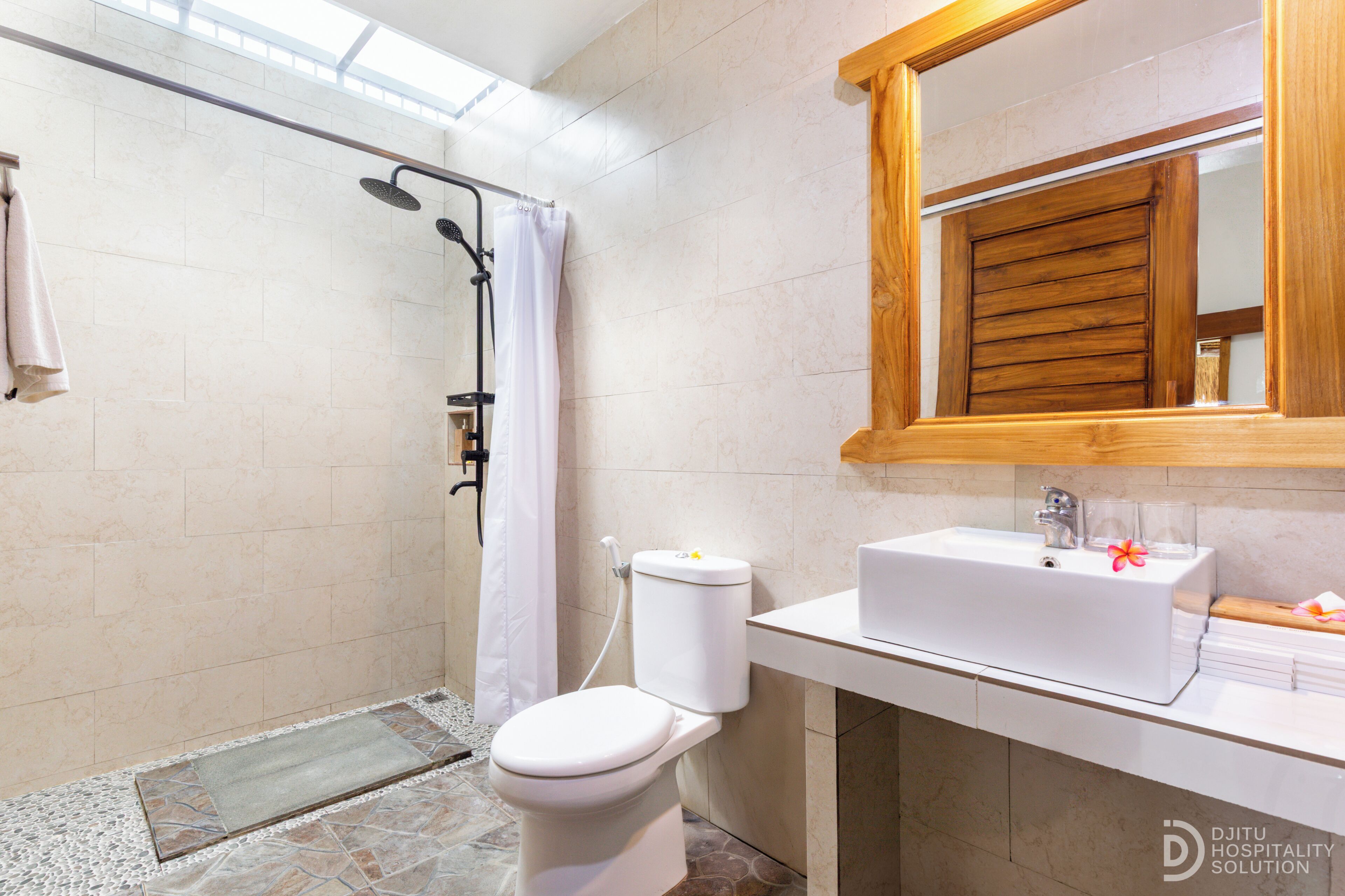 Deluxe Double Room, Balcony | Bathroom | Free toiletries, hair dryer, bidet, towels