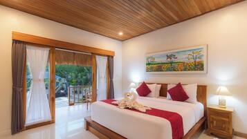 Minibar, escriptori i espai de treball apte per a portàtils