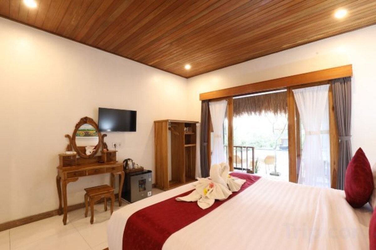 Minibar, desk, laptop workspace, free WiFi