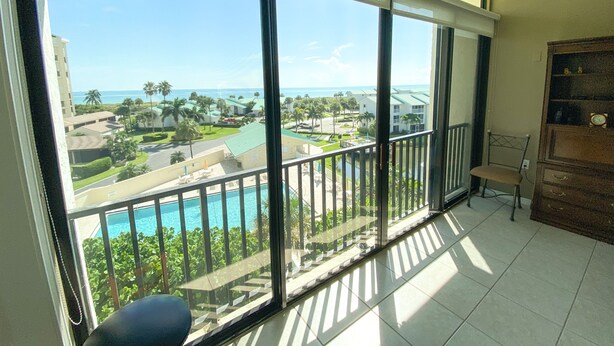 Ein Balkon mit Blick auf einen Swimmingpool und einen Resortbereich.