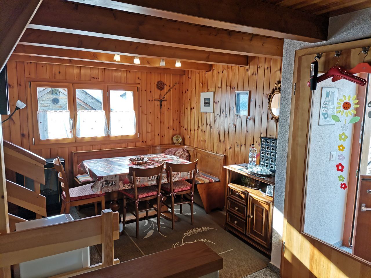 Deluxe Cabin | Dining room