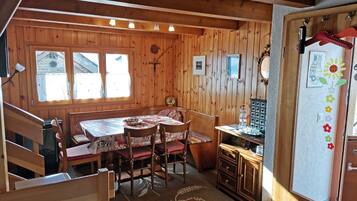 Deluxe Cabin | Dining room