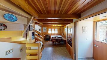 Deluxe Cabin | Dining room