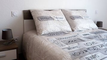 2 bedrooms, iron/ironing board, WiFi, bed sheets