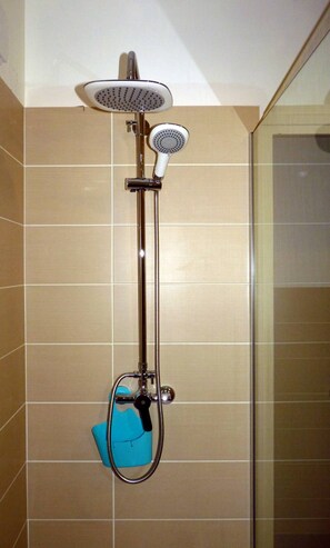 Dusche, Haartrockner, Handtücher