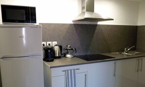 Mikrowelle, Wasserkocher mit Kaffee-/Teezubehör