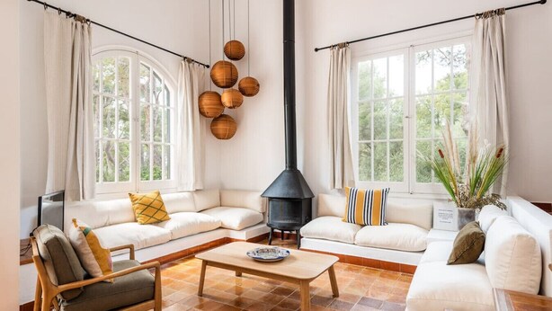Ein Wohnzimmer mit Kamin, zwei Sofas, einem Couchtisch und einem Fernseher.