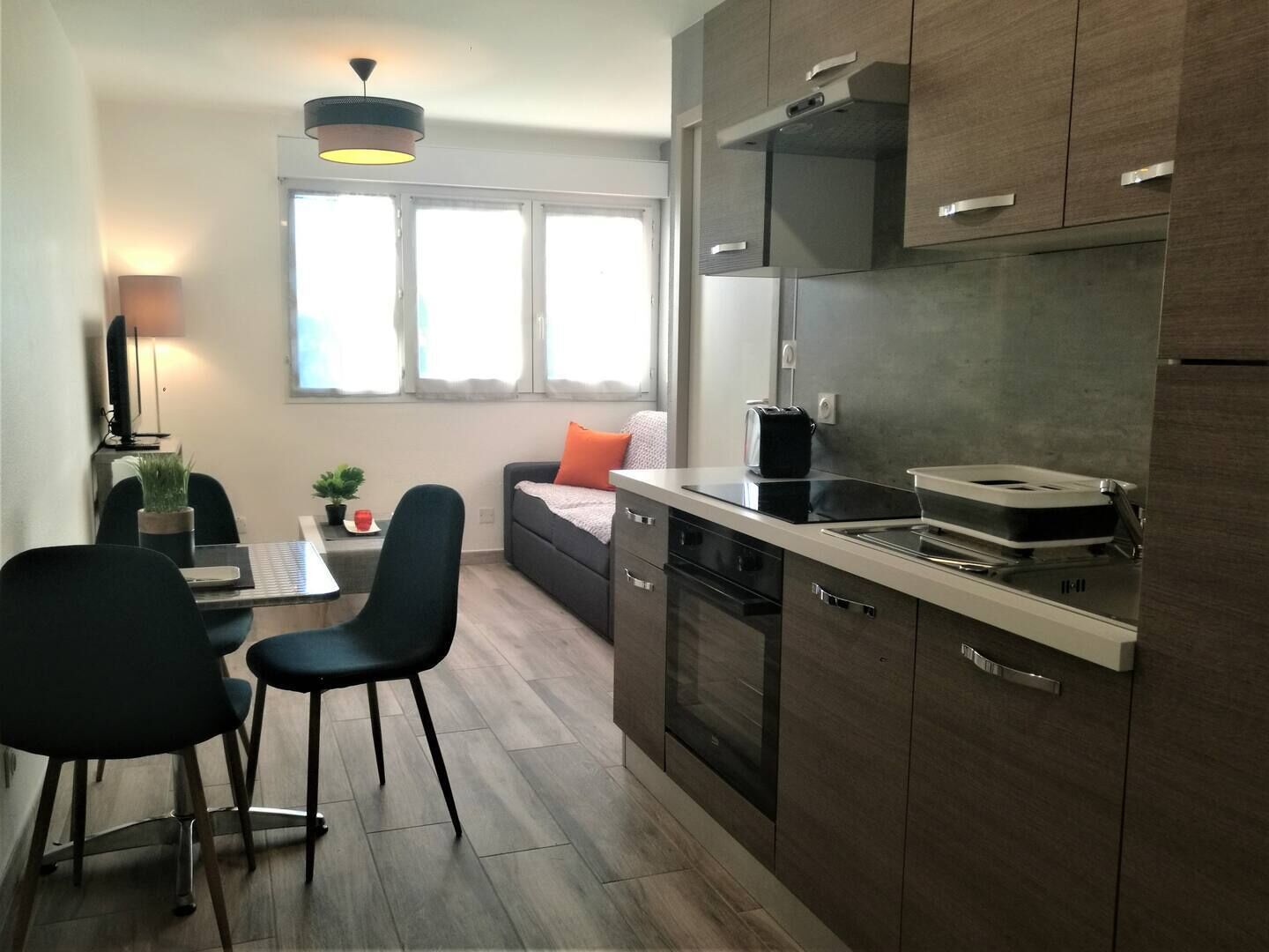 Jääkaappi, mikroaaltouuni, uuni, liesi