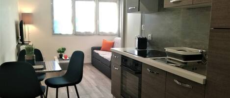 Jääkaappi, mikroaaltouuni, uuni, liesi