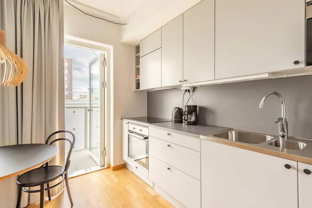 Wasserkocher mit Kaffee-/Teezubehör, Kühlschrank, Mikrowelle, Ofen