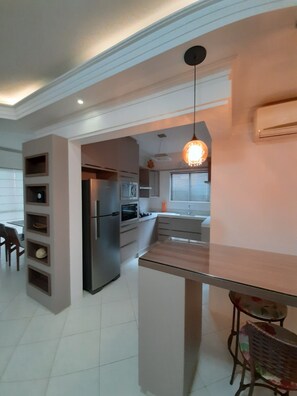 Geladeira, micro-ondas, fogão, cooktop