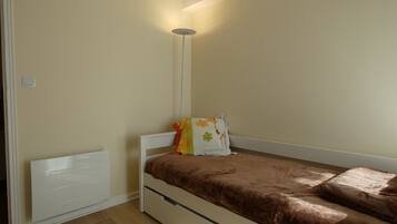 4 bedrooms, iron/ironing board, free WiFi, bed sheets