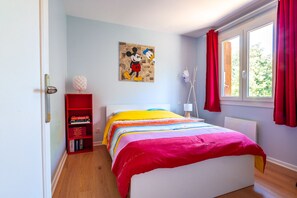 4 bedrooms, iron/ironing board, free WiFi, bed sheets