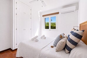 3 bedrooms, desk, iron/ironing board, WiFi