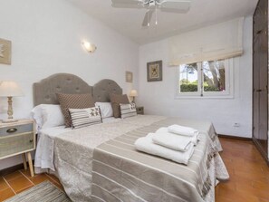 3 slaapkamers, een bureau, een strijkplank/strijkijzer, wifi