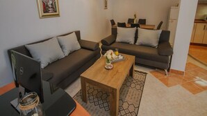 Una sala de estar moderna con un sofá, una mesa de centro y un comedor.