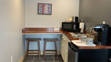 Réfrigérateur, micro-ondes, cafetiÚre/bouilloire, grille-pain