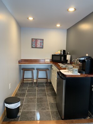 Fridge, microwave, coffee/tea maker, toaster - Riverfront mountain retreat (Kingfield)