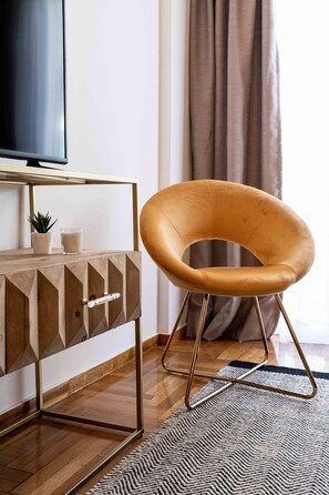 Apartment | Living area | Smart TV - Submarine apartment in Koukaki (Athens)