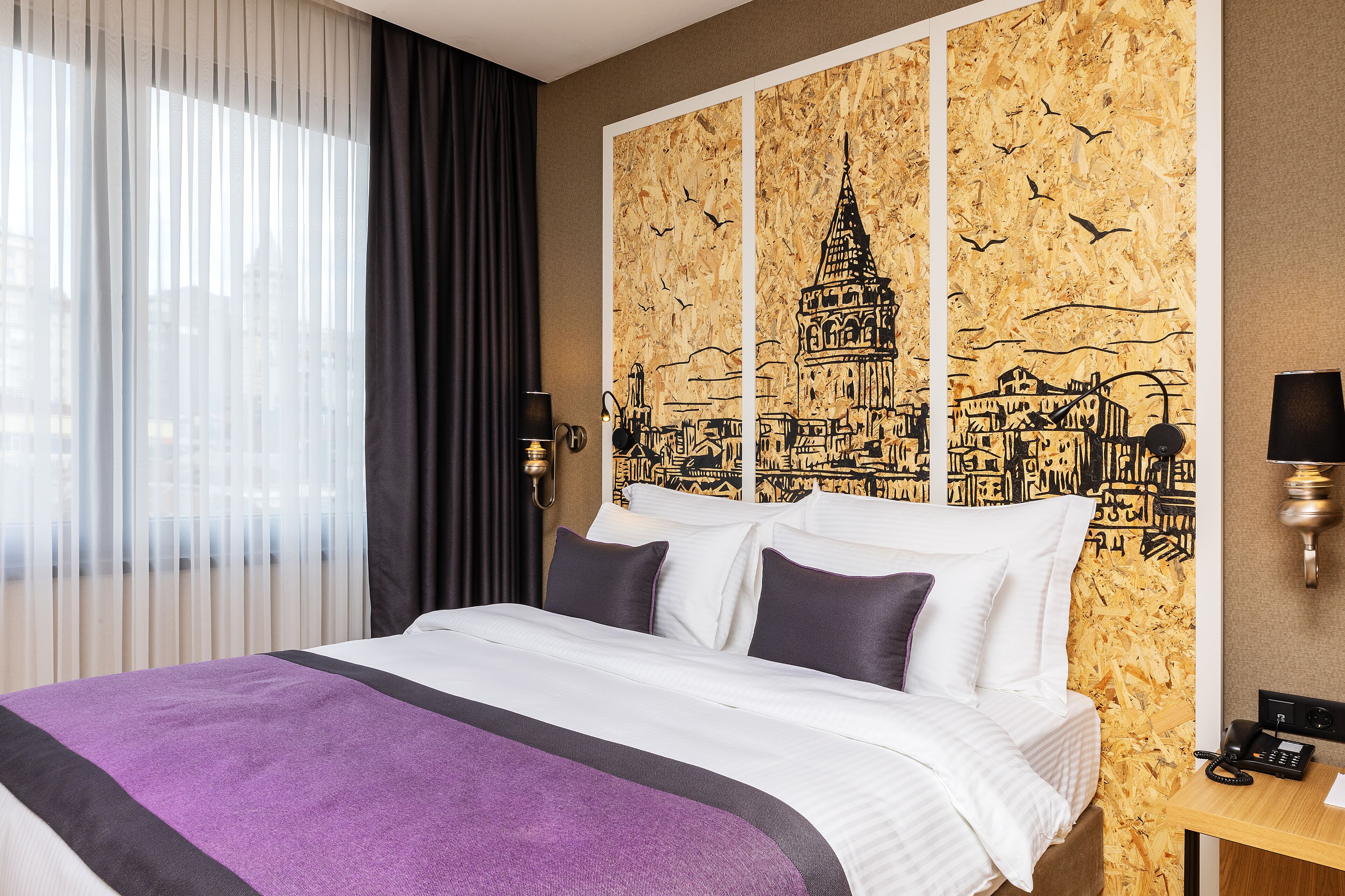 Une chambre d’hôtel avec un grand lit, une vue sur le paysage urbain par la fenêtre et un panneau mural en bois.