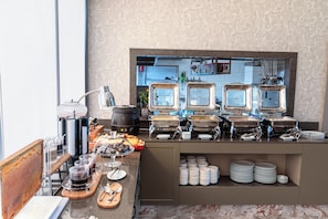 Päivittäinen buffetaamiainen (20 EUR per henkilö)