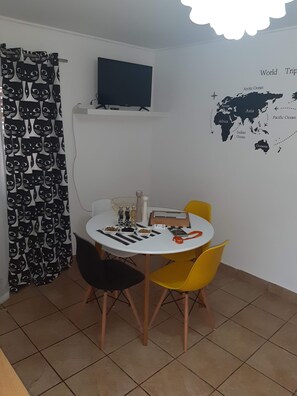 Hus (One Bedroom Apartment with Terrace an) | Matsal