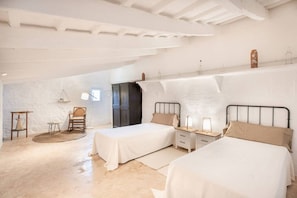 4 slaapkamers, een bureau, een strijkplank/strijkijzer, wifi