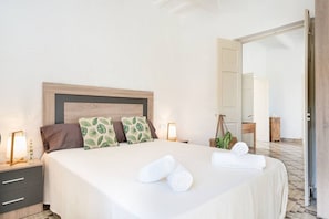 4 bedrooms, desk, iron/ironing board, WiFi