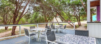 The Driftwoods - Charming Green Cabin with Fun Entertainment Area
