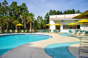 Piscina externa, funciona das 8h às 23h, guarda-sóis, espreguiçadeiras