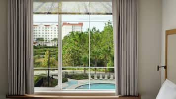 Piscine extérieure, accès possible de 8 h à 23 h, parasols