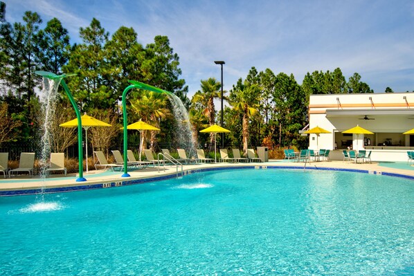 Outdoor pool, open 8:00 AM to 11:00 PM, pool umbrellas, pool loungers - Fairfield by Marriott Inn & Suites Orlando at FLAMINGO CROSSINGS(r) Town Center (Winter Garden)