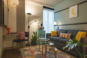 Ropa de cama de alta calidad, colchones con pillow-top y escritorio 