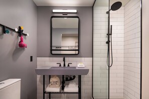 Shower, designer toiletries, hair dryer, towels - Moxy Portland Downtown (Portland)
