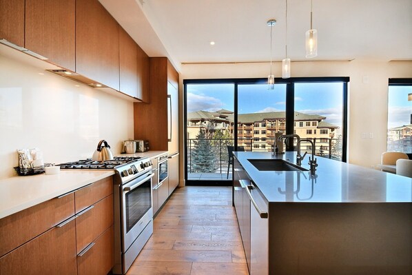 Condo, 1 Bedroom | Private kitchen | Fridge, oven, coffee/tea maker, toaster