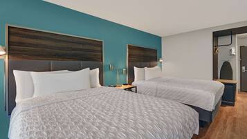 Kamar, 2 Tempat Tidur Queen | Meja kerja, ruang kerja ramah laptop, dan tirai kedap cahaya