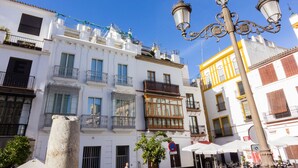Un bâtiment historique doté de balcons richement décorés et d’un lampadaire traditionnel.