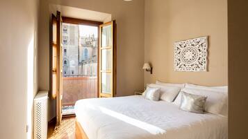 4 bedrooms, iron/ironing board, WiFi, bed sheets