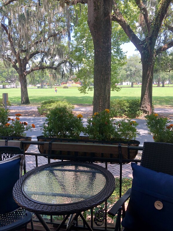 Outdoor dining - Forsyth Executive Rental (Savannah)