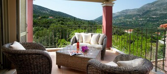 Villa Kimo, Stamoulis villas at the heart of the island