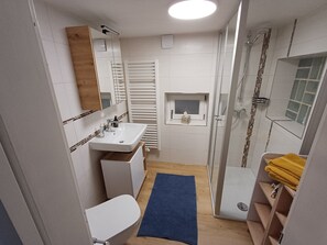 Bathtub, hair dryer, towels, soap - AnNo - Feel-good oasis in Klingenbrunn (vacation apartment) (Spiegelau)