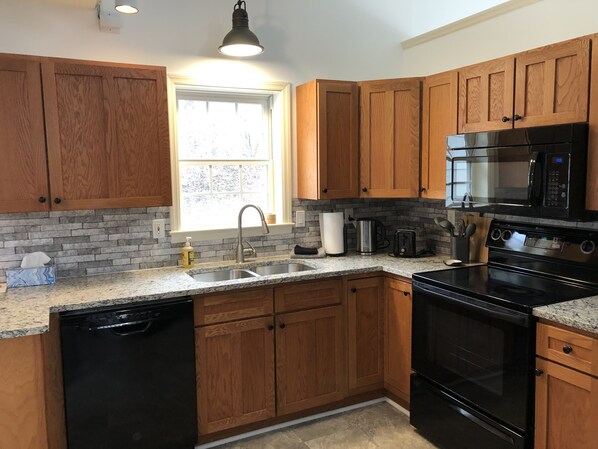 Fridge, microwave, oven, stovetop - Unwind in Bristol, NY (Bloomfield)