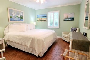 1 soverom, skrivebord, strykejern/-brett og reiseseng for barn