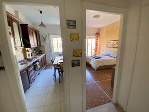 2 makuuhuonetta, silitysrauta/-lauta, ilmainen Wi-Fi, vuodevaatteet